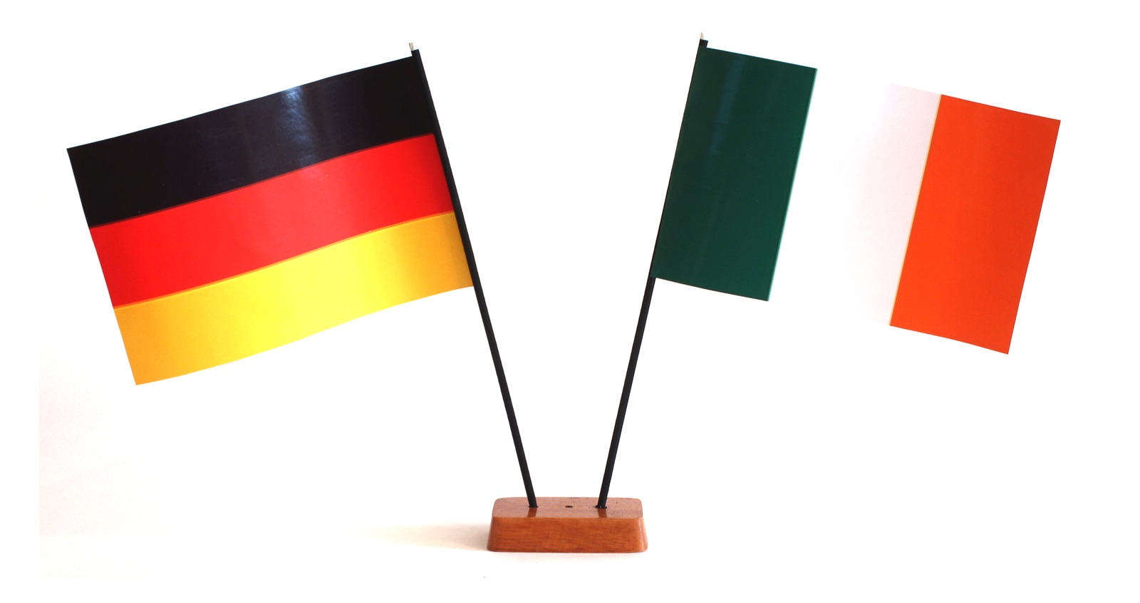 Mini Tischflagge Irland 9x14 cm Höhe 20 cm mit Gratis-Bonusflagge und Holzsockel Tischfähnchen