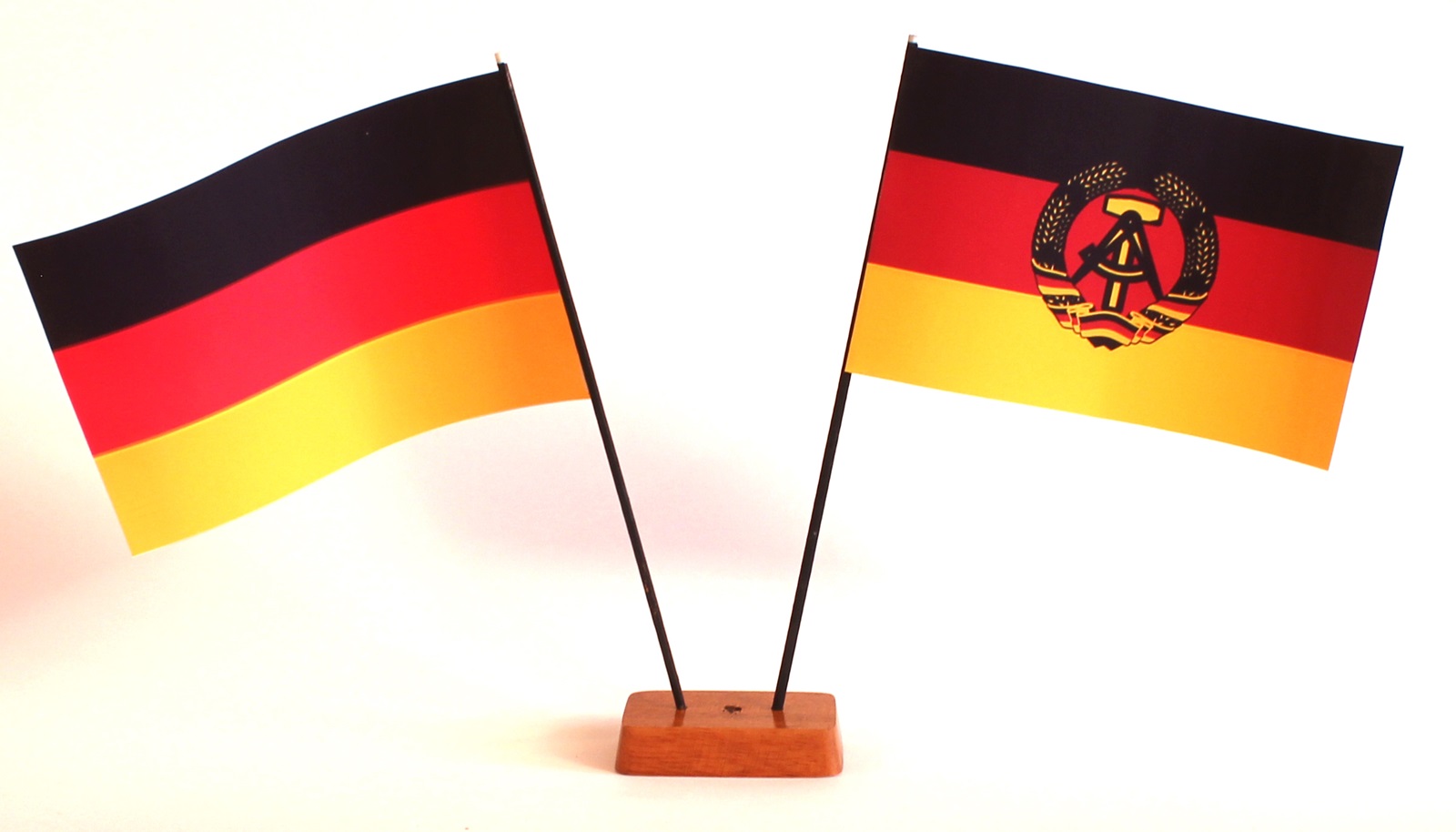 9x14-ddr-deutschland Mini Tischflagge DDR Ostalgie 9x14 cm Höhe 20 cm mit Gratis-Bonusflagge und Holzsockel Tischfähnchen