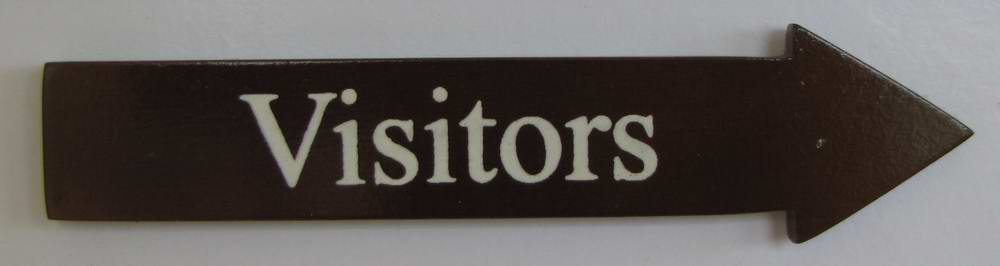 Türschild Visitors dunkles Holz Pfeilform 3,5x15 cm