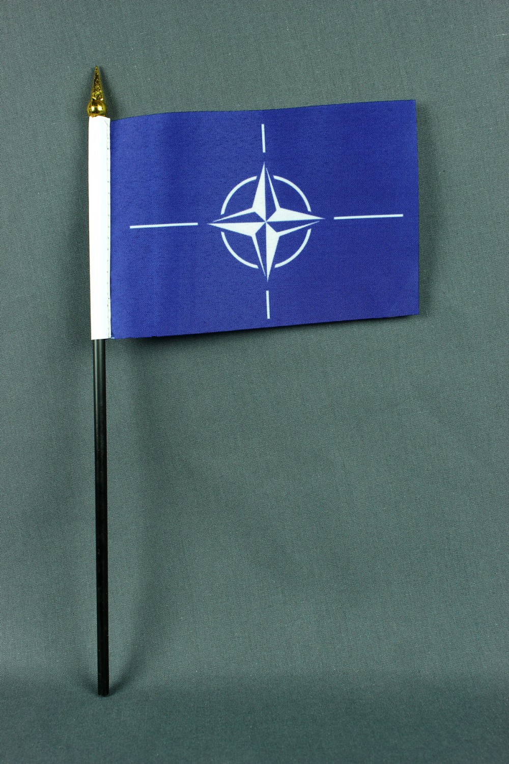 Kleine Tischflagge NATO 10x15 cm optional mit Tischfähnchenständer