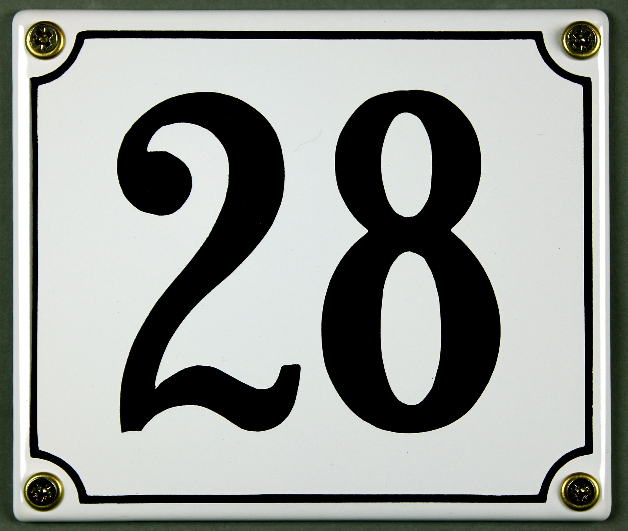 hausnummer-28-weiss-hausnummernschild-emaille