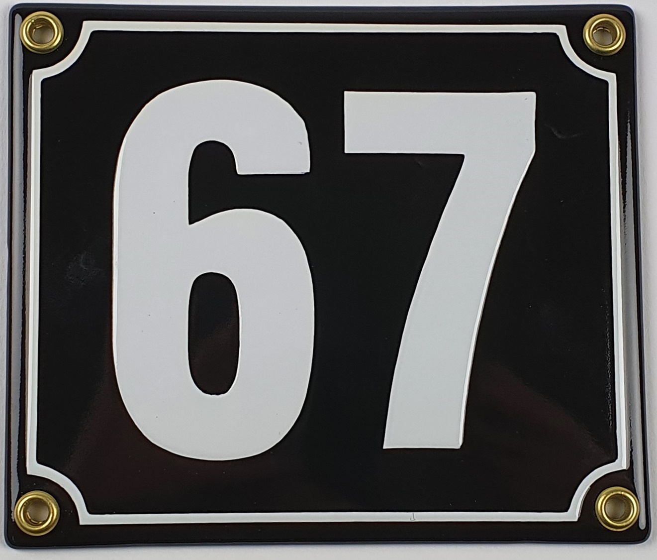 emaille-67-schwarz Hausnummernschild 67 schwarz Blockschrift 14x12 cm Emailleschild
