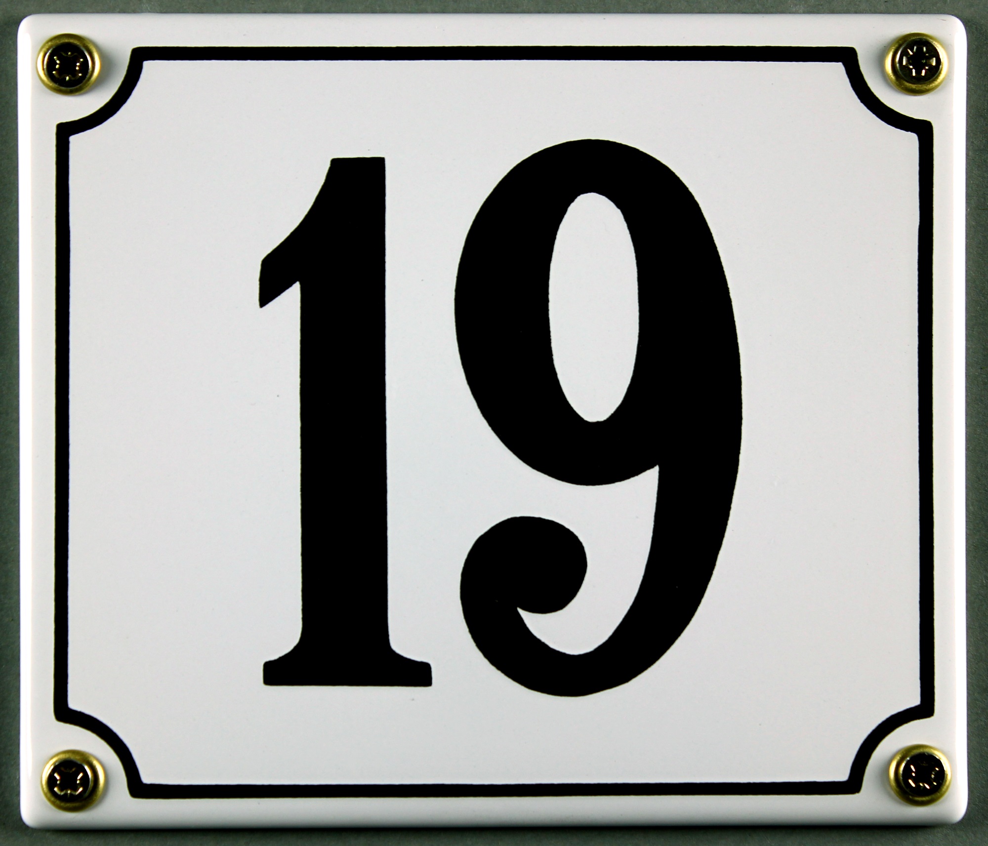 hausnummer-19-weiss-hausnummernschild-emaille