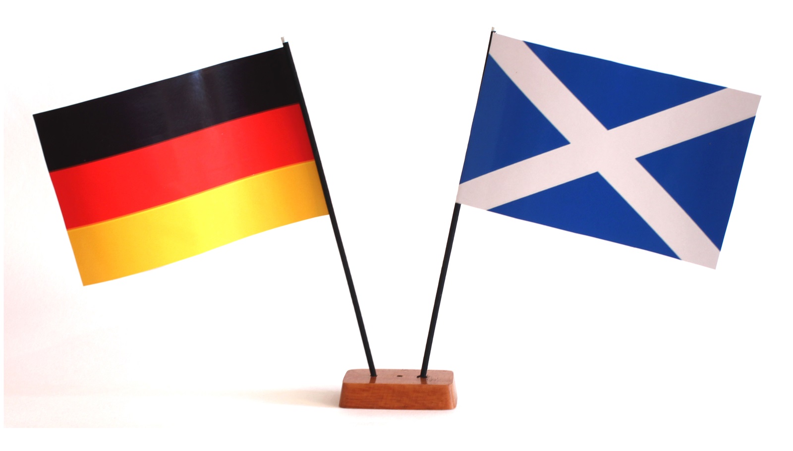 9x14-schottland-deutschland Mini Tischflagge Schottland 9x14 cm Höhe 20 cm mit Gratis-Bonusflagge und Holzsockel Tischfähnchen