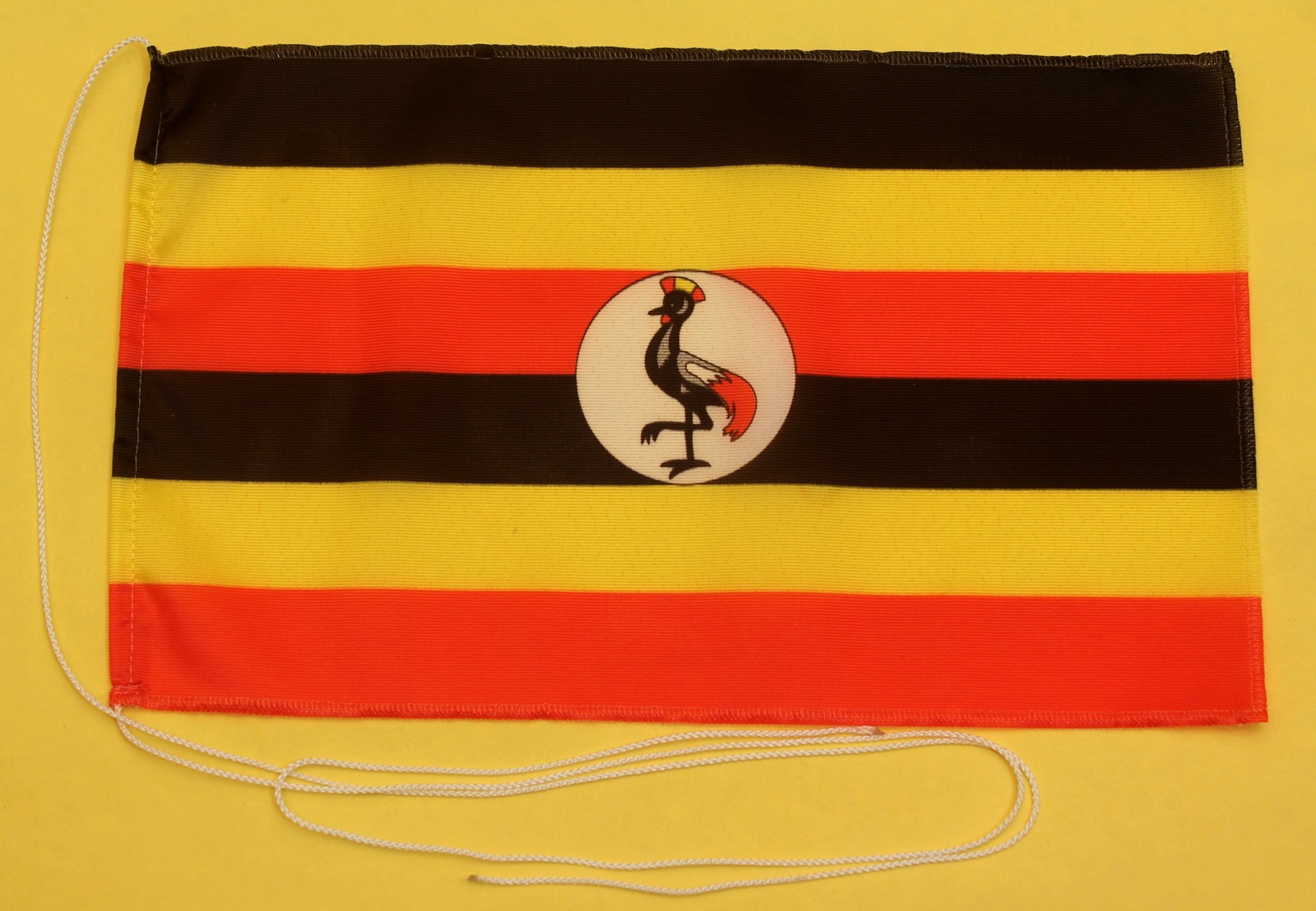 tischfahne-uganda Tischflagge Uganda 25x15 cm optional mit Holz- oder Chromständer Tischfahne Tischfähnchen