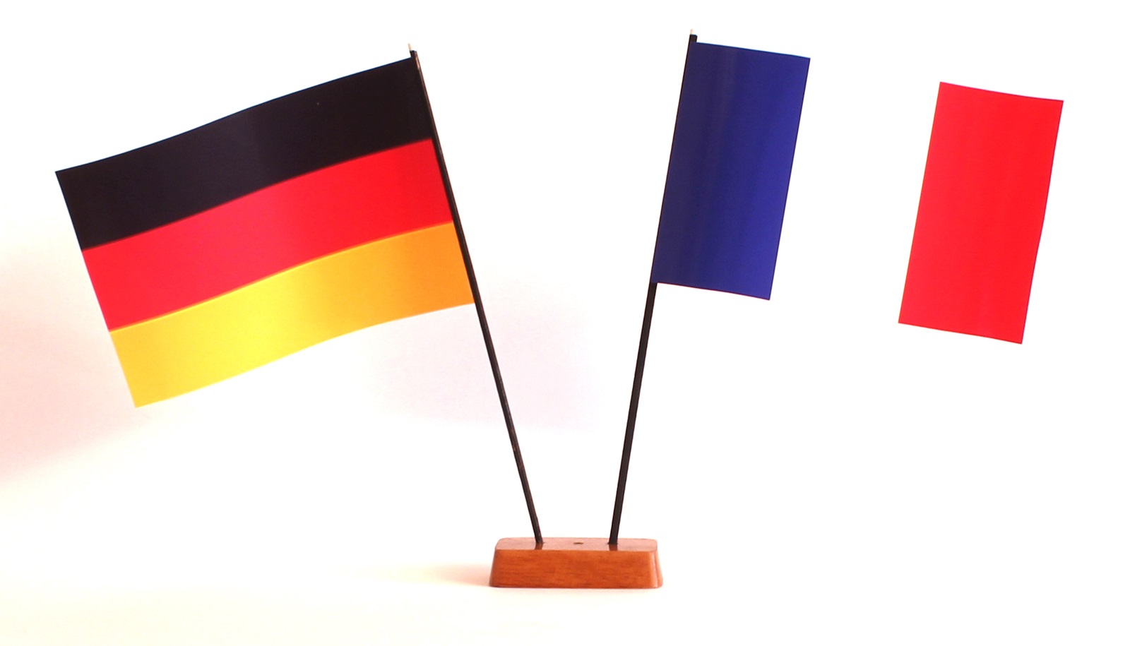 9x14-frankreich-deutschland Mini Tischflagge Frankreich 9x14 cm Höhe 20 cm mit Gratis-Bonusflagge und Holzsockel Tischfähnchen