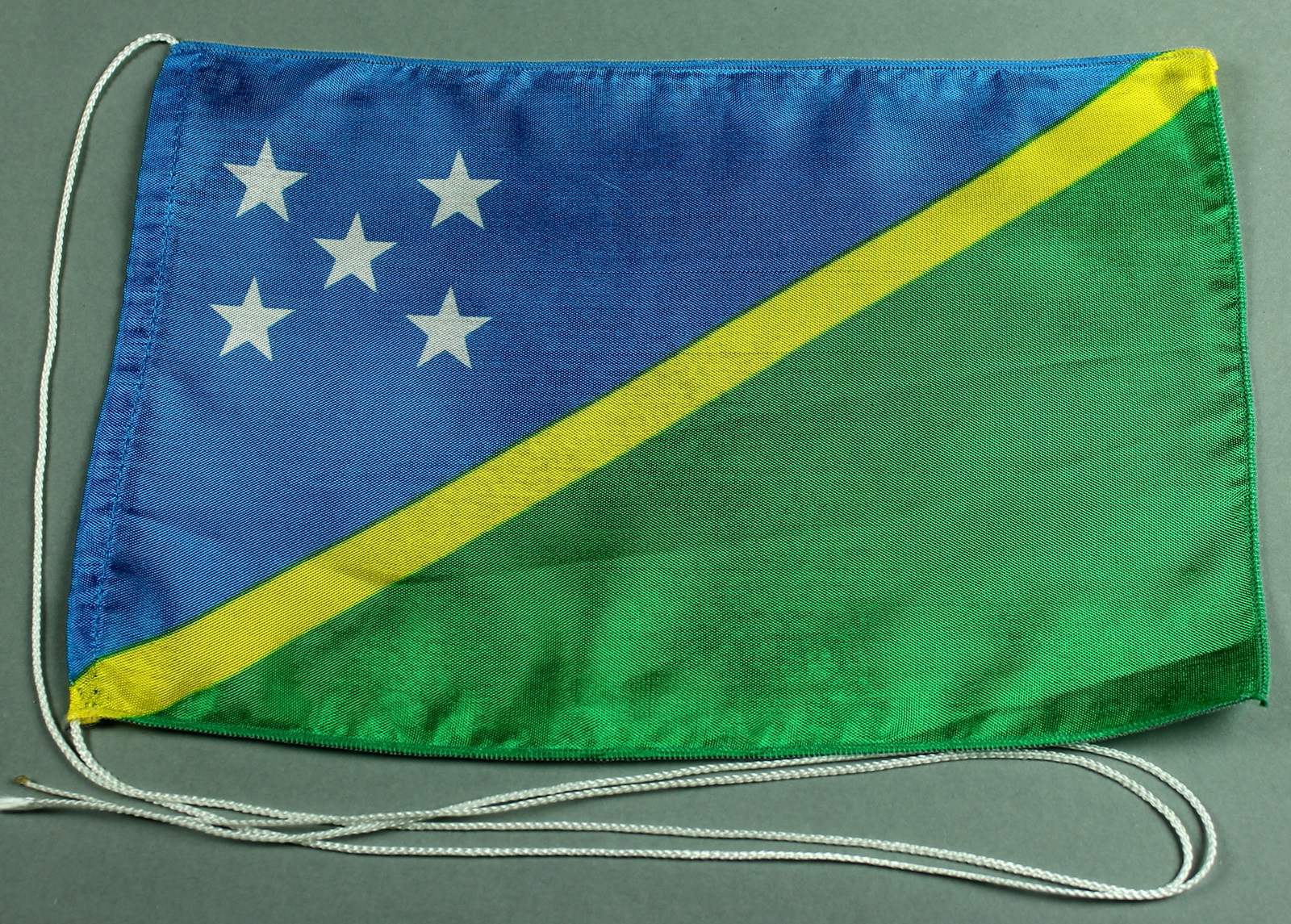 Tischflagge Salomonen 25x15 cm optional mit Holz- oder Chromständer Tischfahne Tischfähnchen