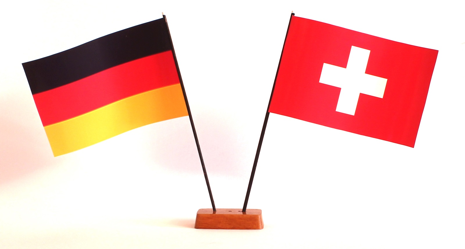 9x14-schweiz-deutschland Mini Tischflagge Schweiz 9x14 cm Höhe 20 cm mit Gratis-Bonusflagge und Holzsockel Tischfähnchen