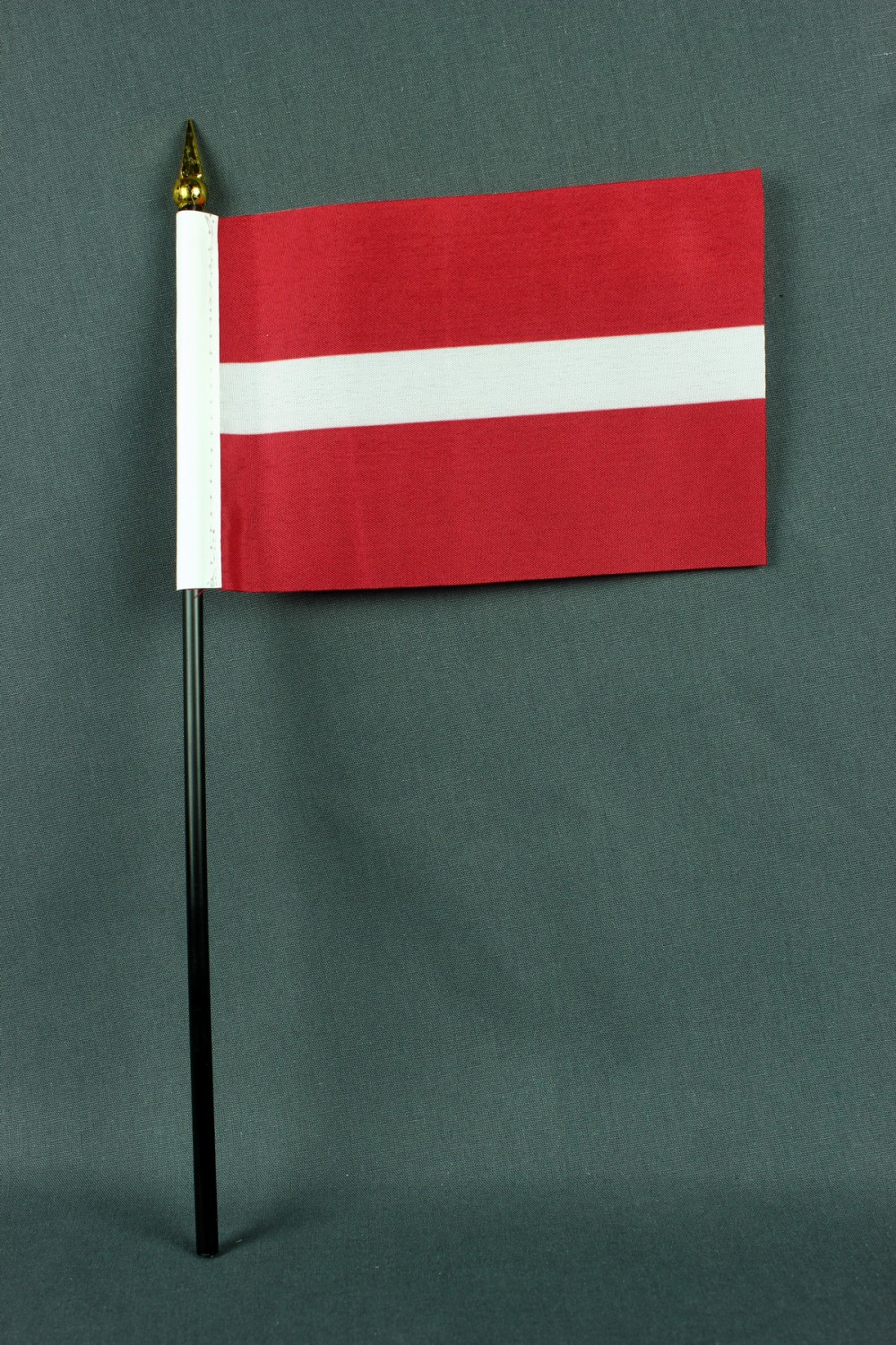 Kleine Tischflagge Lettland 10x15 cm optional mit Tischfähnchenständer