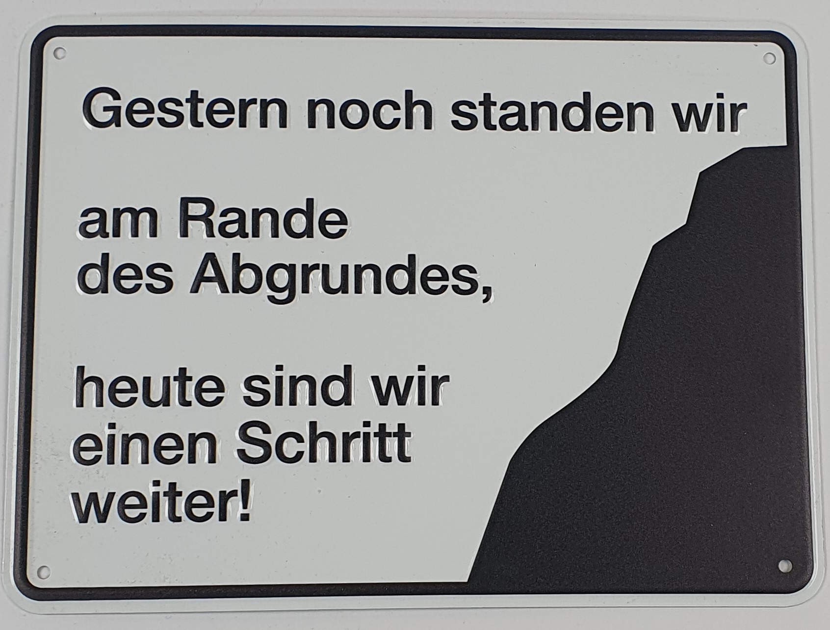 schild-gestern Aluminium Schild Gestern standen wir noch am Abgrund Alu Humor Metallschild