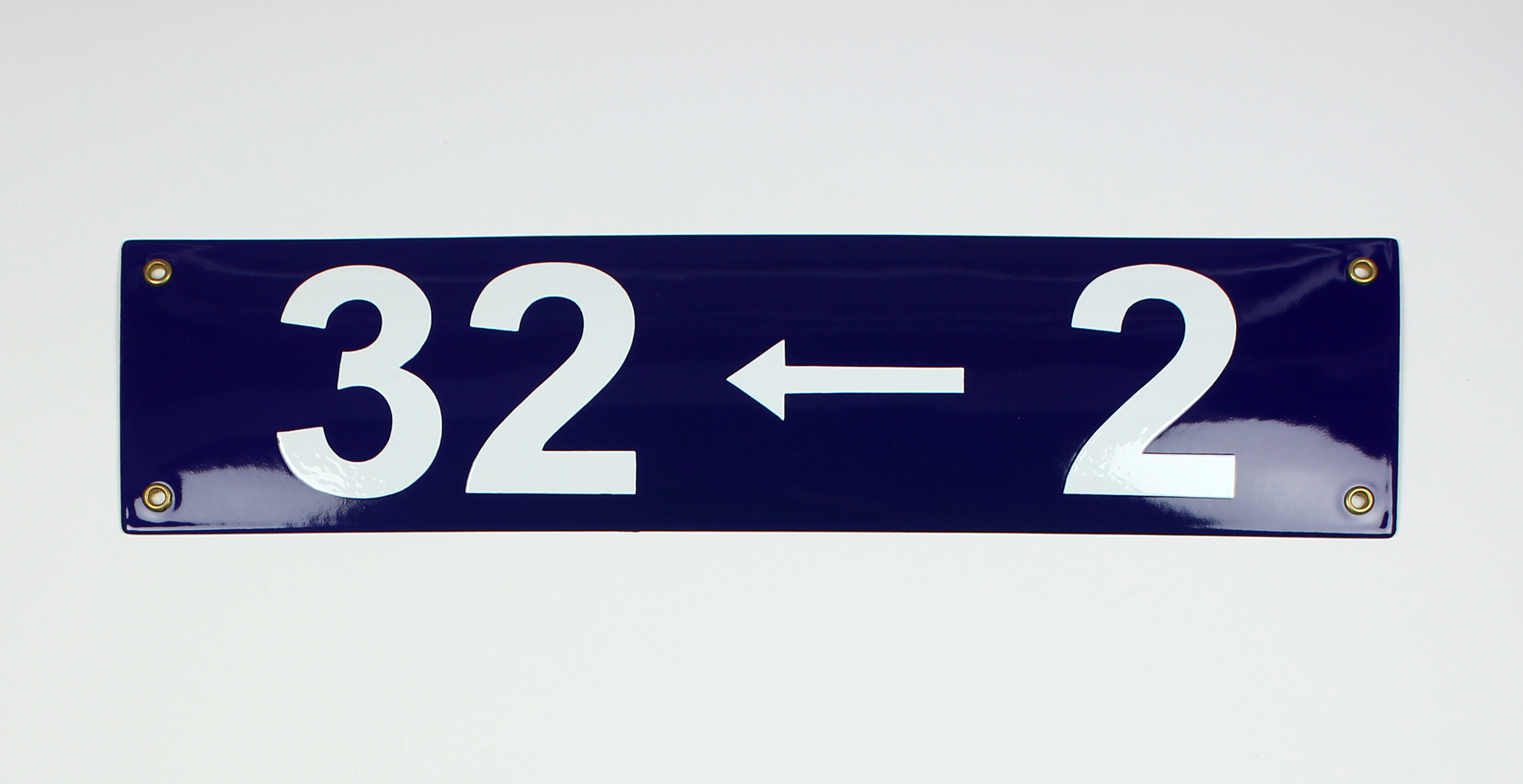 32-2 Hausnummernschild 32 Pfeil links 2 blau Blockschrift 40x10 cm Emailleschild