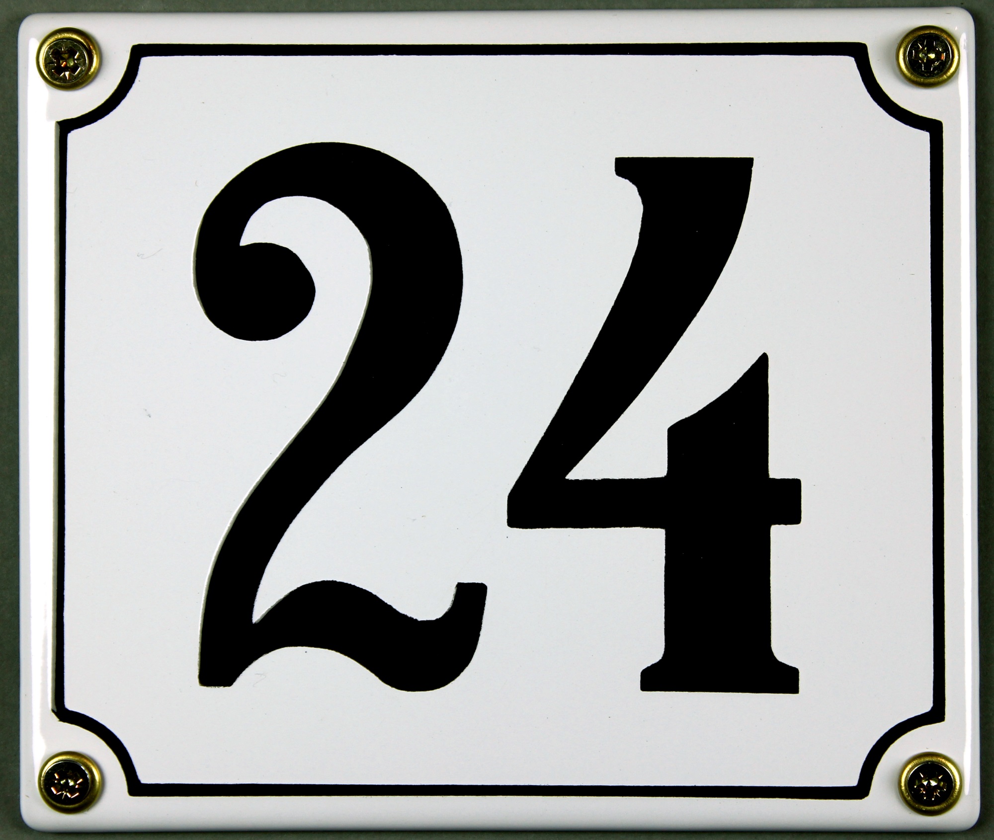 hausnummer-24-weiss-hausnummernschild-emaille