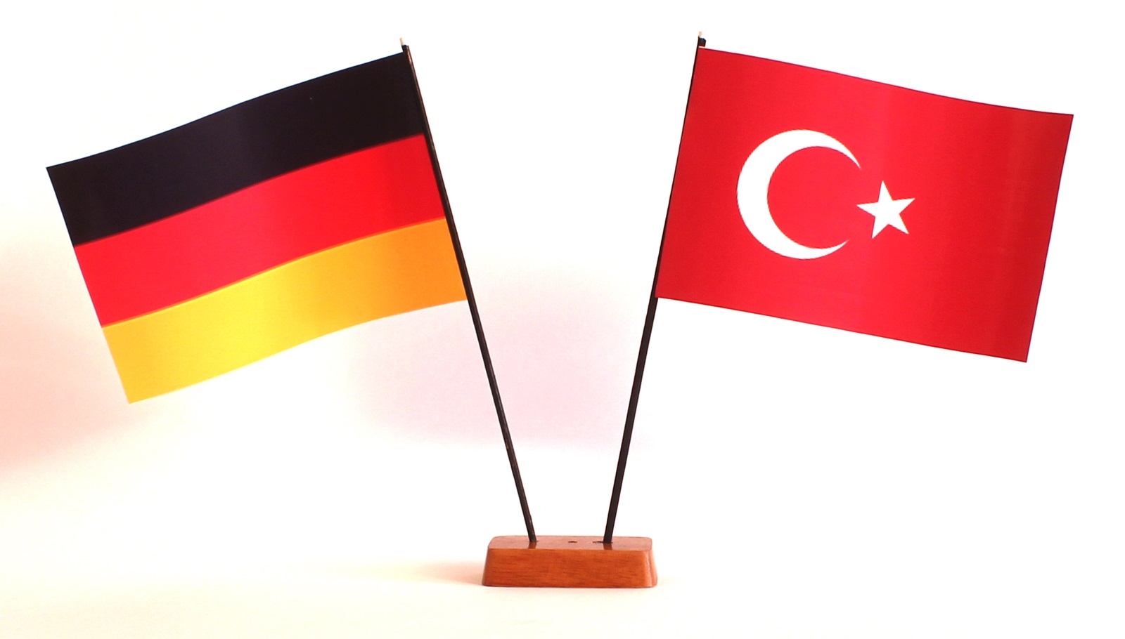 9x14-tuerkei-deutschland Mini Tischflagge Türkei 9x14 cm Höhe 20 cm mit Gratis-Bonusflagge und Holzsockel Tischfähnchen