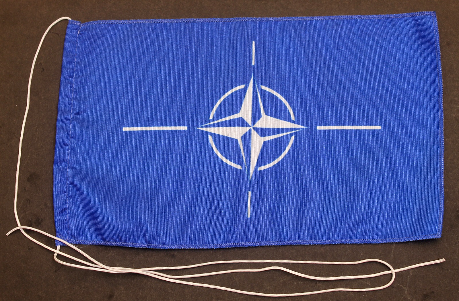 Tischflagge NATO 25x15 cm optional mit Holz- oder Chromständer Tischfahne Tischfähnchen