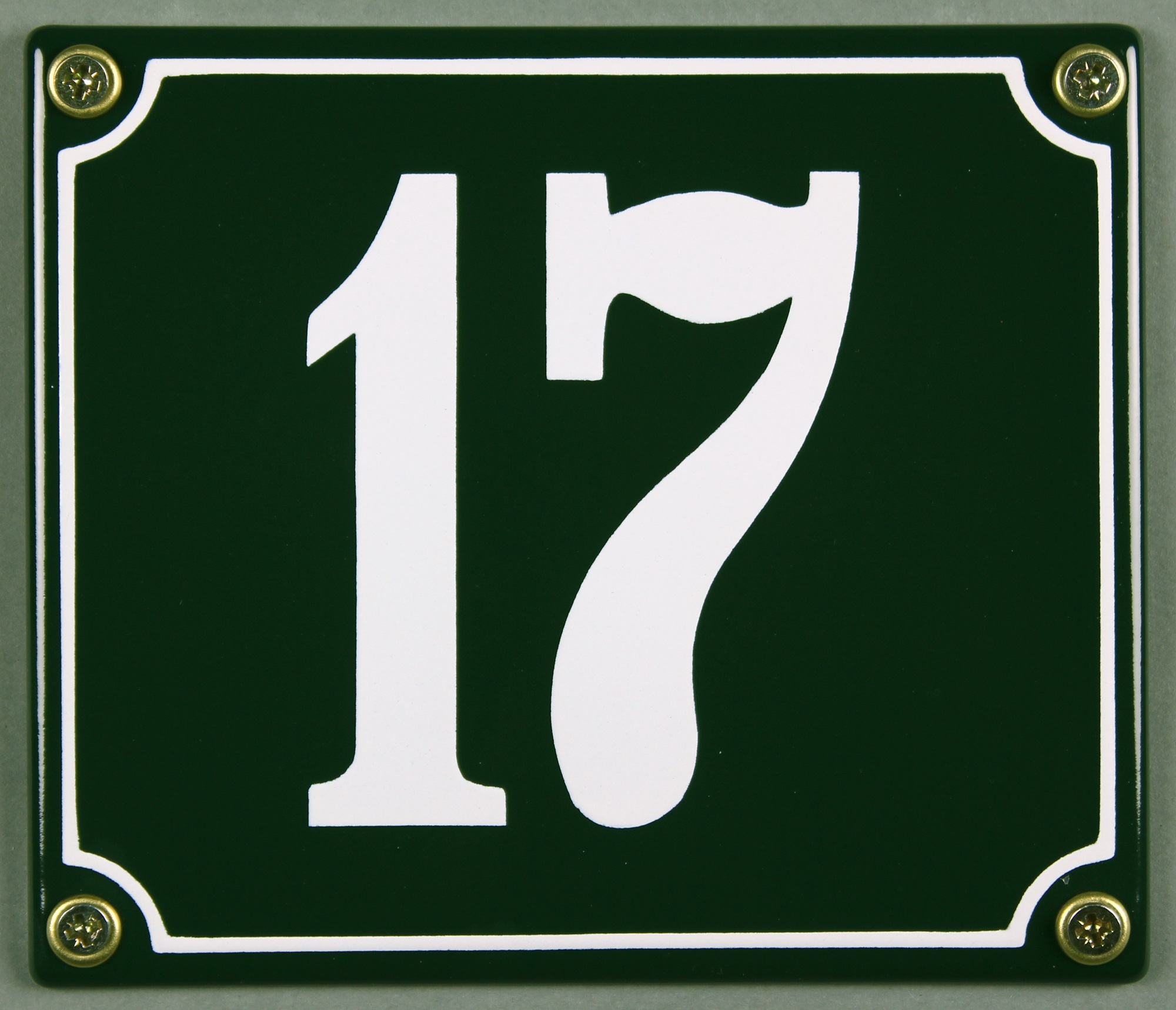 hausnummer-17-gruen-hausnummernschild-emaille