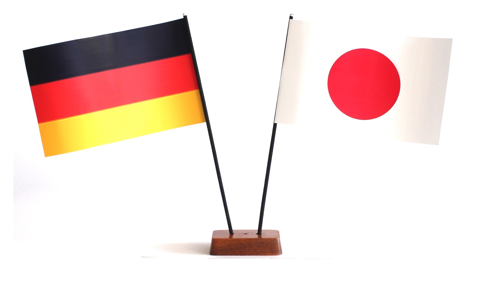 9x14-japan-deutschland Mini Tischflagge Japan 9x14 cm Höhe 20 cm mit Gratis-Bonusflagge und Holzsockel Tischfähnchen