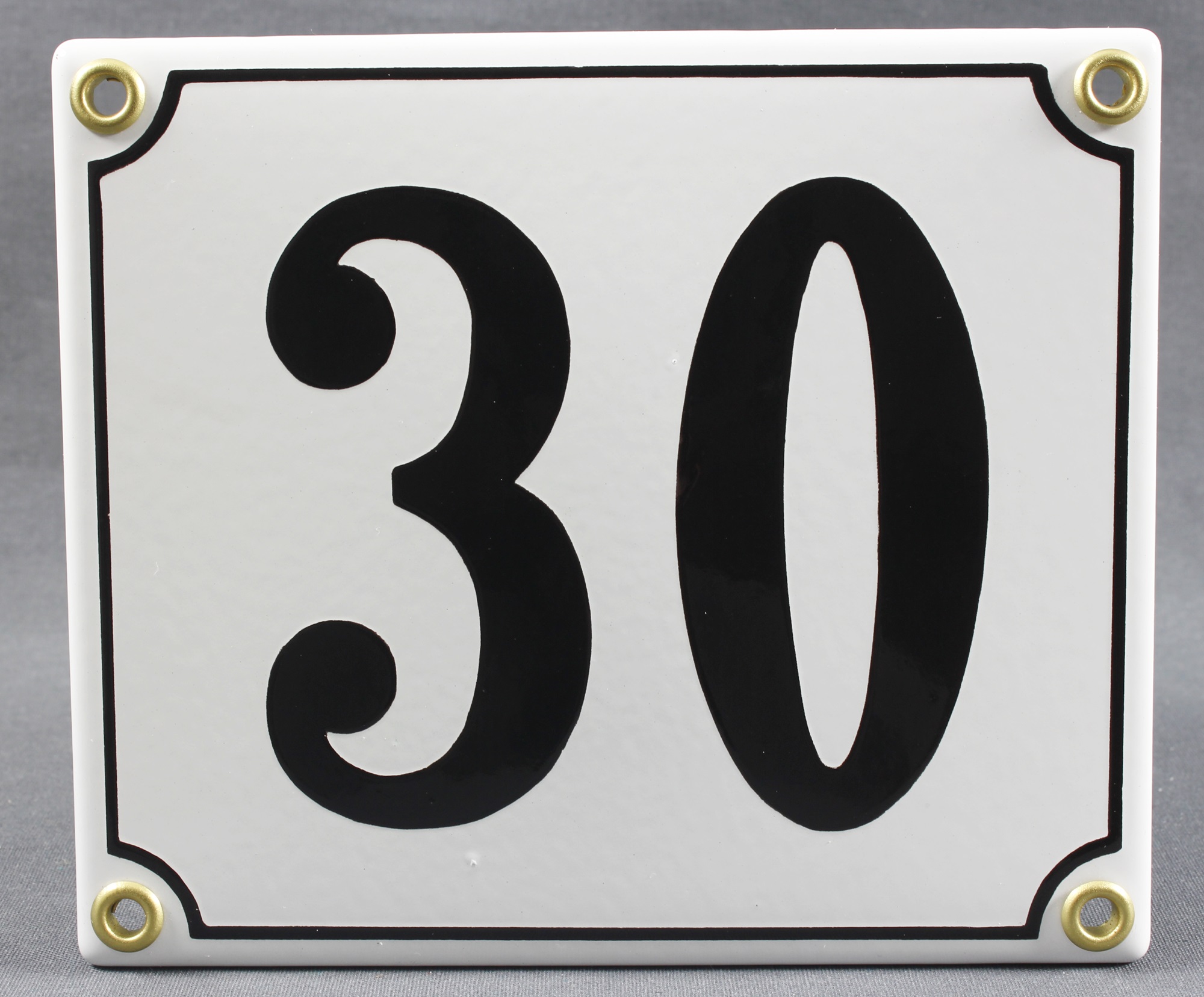 hausnummer-30-weiss-hausnummernschild-emaille