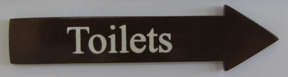 Türschild Toilets dunkles Holz Pfeilform 3,5x15 cm