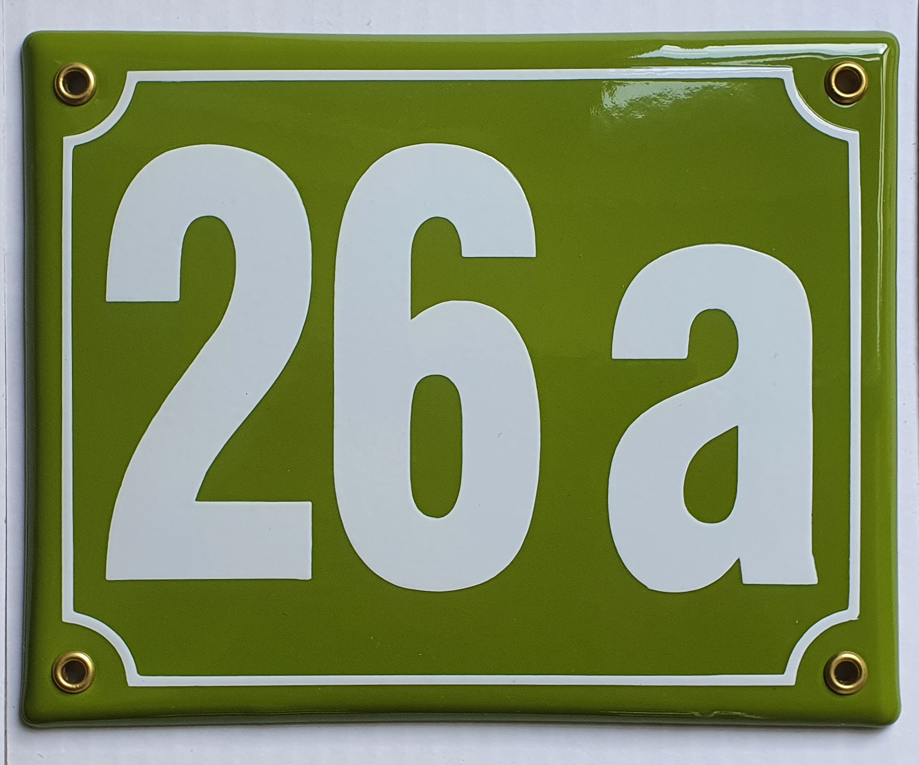 26a Hausnummernschild 26a grün Blockschrift 20x16 cm Emailleschild