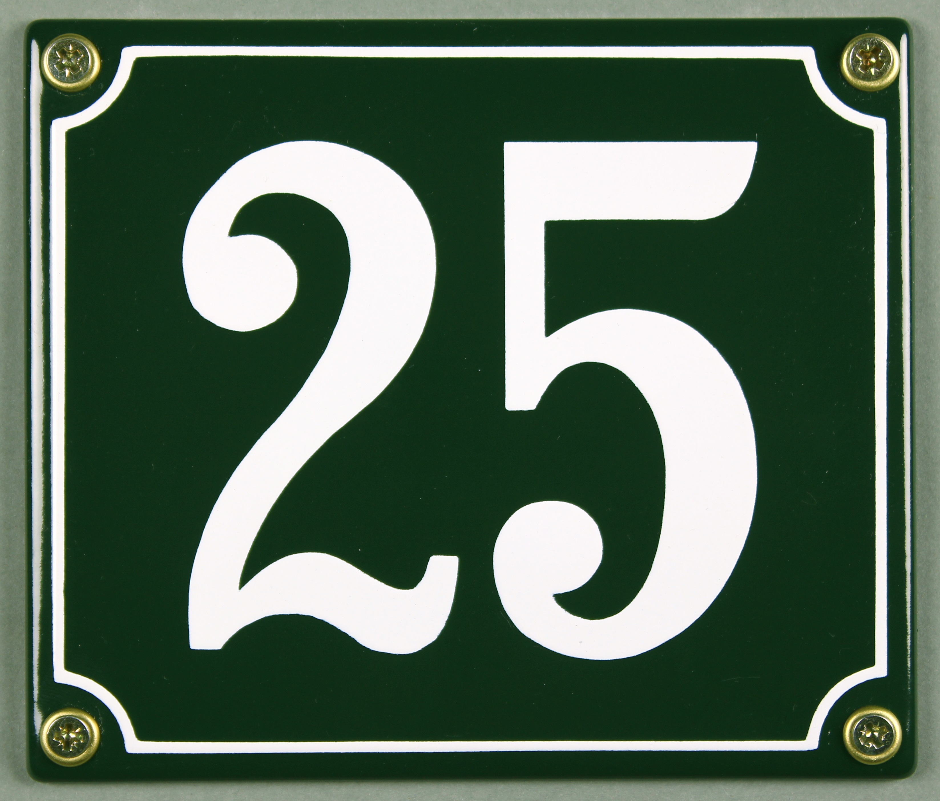 hausnummer-25-gruen-hausnummernschild-emaille