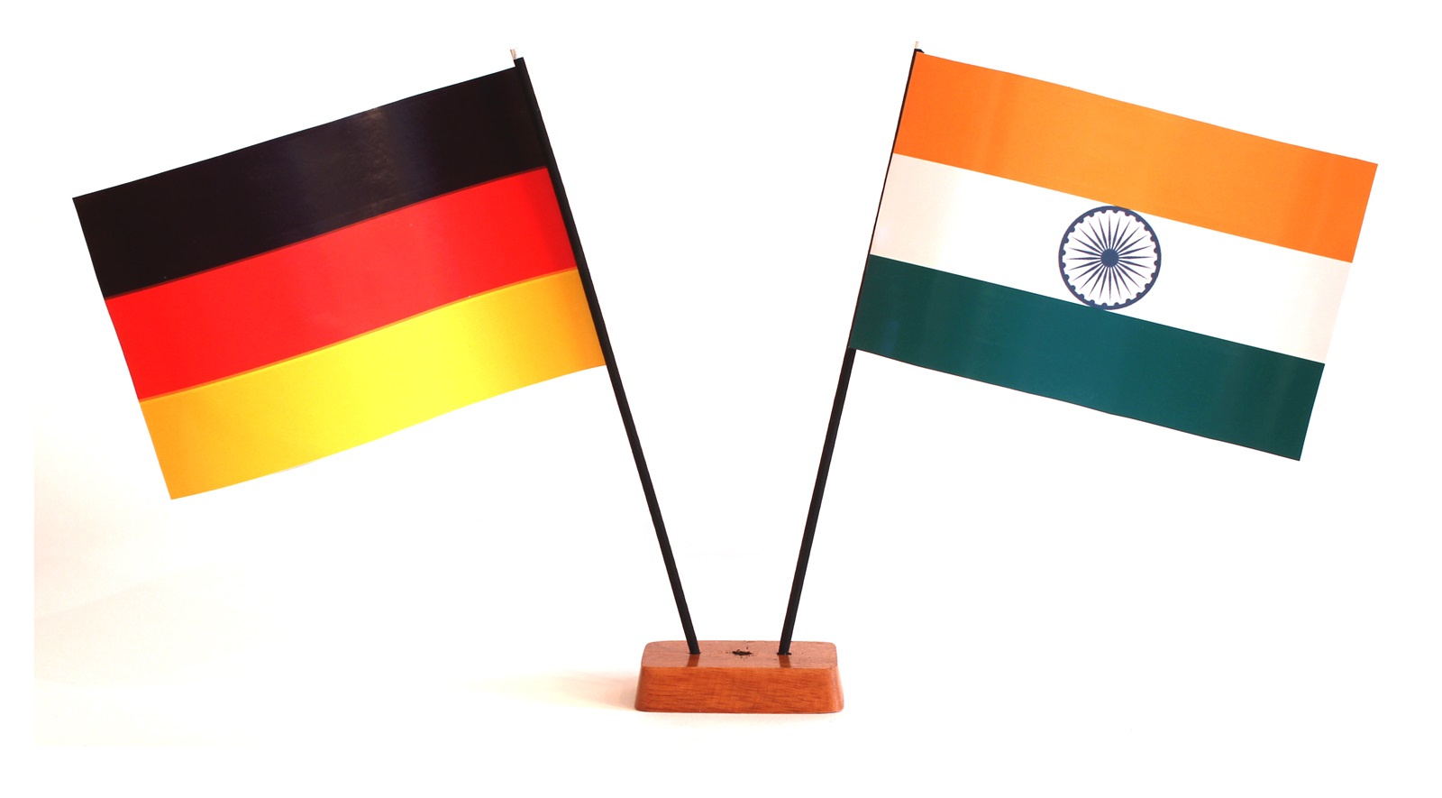 9x14-indien-deutschland Mini Tischflagge Indien 9x14 cm Höhe 20 cm mit Gratis-Bonusflagge und Holzsockel Tischfähnchen