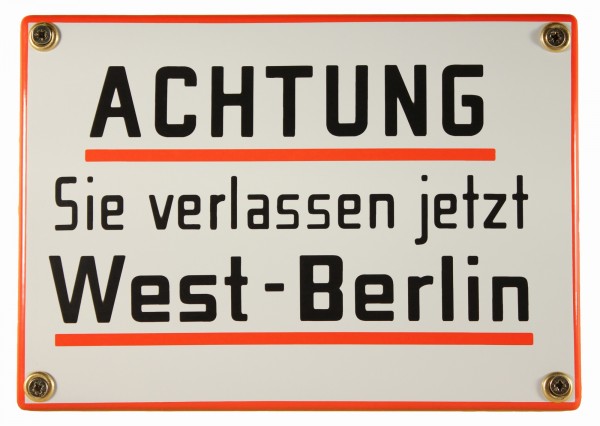 Hinweis-Schild: Achtung Sie verlassen jetzt West Berlin!