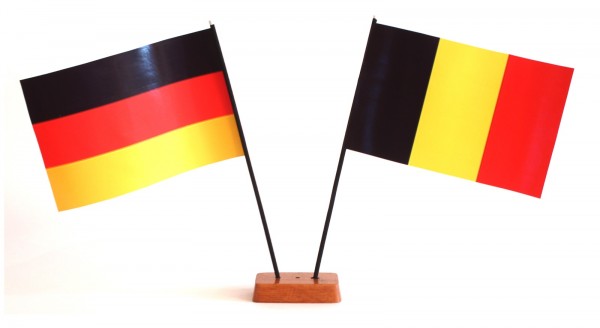 Mini Tischflagge Belgien 9x14 cm Höhe 20 cm mit Gratis-Bonusflagge und Holzsockel Tischfähnchen