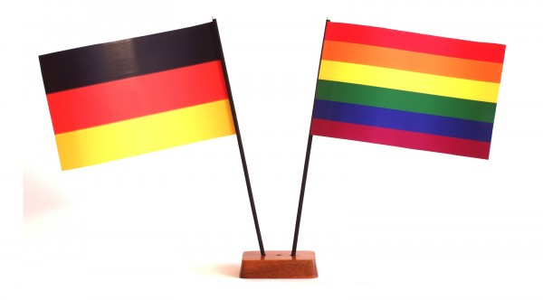 Mini Tischflagge Regenbogen 9x14 cm Höhe 20 cm mit Gratis-Bonusflagge und Holzsockel Tischfähnchen