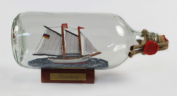 Hamburg rundes Buddelschiff 0,5 Liter Flaschenschiff