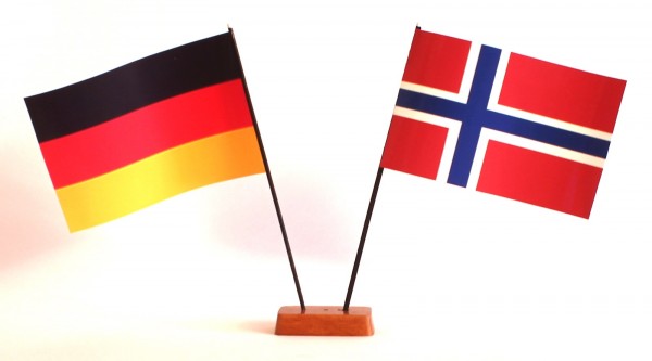 Mini Tischflagge Norwegen 9x14 cm Höhe 20 cm mit Gratis-Bonusflagge und Holzsockel Tischfähnchen