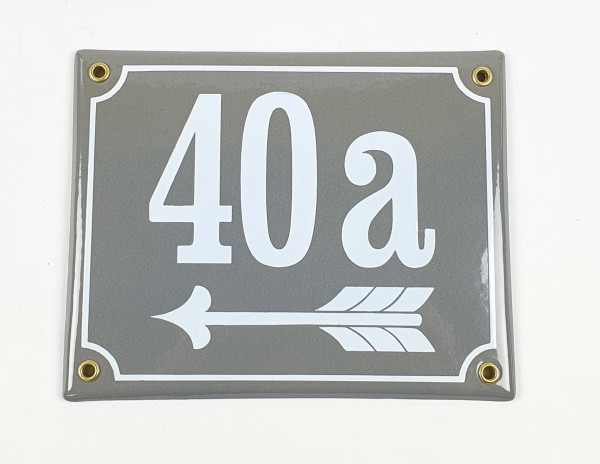 Hausnummernschild 40a Pfeil links grau/weiß Clarendon 20x16 cm Emailleschild
