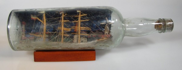 Altes Buddelschiff Bark mit Hintergrund um 1900, ca. 30x8 cm