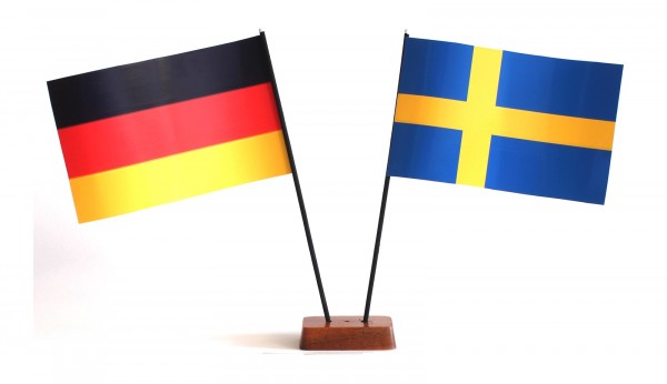 Mini Tischflagge Schweden 9x14 cm Höhe 20 cm mit Gratis-Bonusflagge und Holzsockel Tischfähnchen