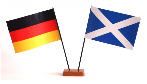 Mini Tischflagge Schottland 9x14 cm Höhe 20 cm mit Gratis-Bonusflagge und Holzsockel Tischfähnchen
