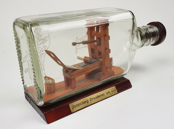 Gutenberg Druckerei eckige Ginflasche 0,375 Liter Buddel Holz Kunst in der Flasche
