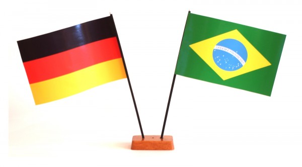 Mini Tischflagge Brasilien 9x14 cm Höhe 20 cm mit Gratis-Bonusflagge und Holzsockel Tischfähnchen