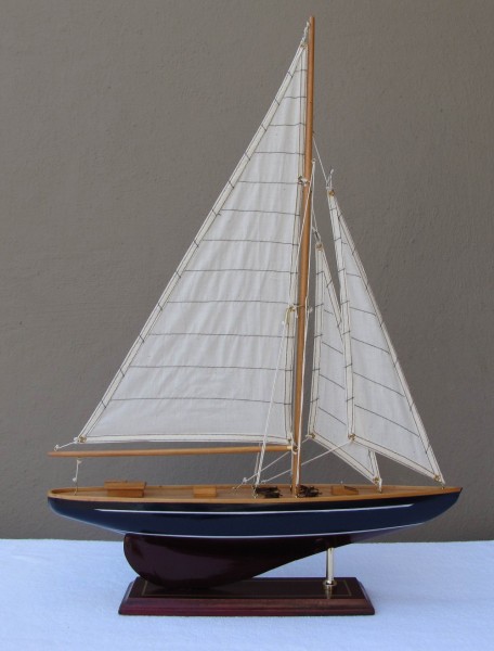 Schiffsmodell Segelyacht (blau/braun) aus Holz 63x43 cm